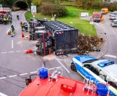 Lkw mit Biomüll umgekippt mehrere Feuerwehren im Einsatz