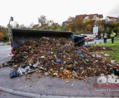 Lkw mit Biomüll umgekippt mehrere Feuerwehren im Einsatz