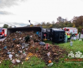 Lkw mit Biomüll umgekippt mehrere Feuerwehren im Einsatz