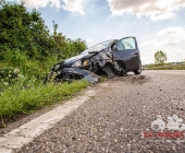 Schwerer Unfall im Begegnungsverkehr - Beide Lenker verletzt in Klinik - Fahrzeuge Totalschaden