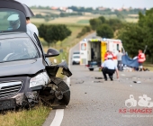 Schwerer Unfall Biker kracht in PKW - Schwerverletzter liegt bei 40 Grad auf der Straße