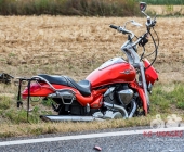 Schwerer Unfall Biker kracht in PKW - Schwerverletzter liegt bei 40 Grad auf der Straße