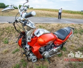 Schwerer Unfall Biker kracht in PKW - Schwerverletzter liegt bei 40 Grad auf der Straße