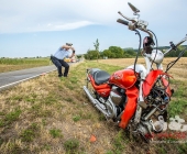 Schwerer Unfall Biker kracht in PKW - Schwerverletzter liegt bei 40 Grad auf der Straße