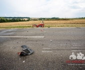 Schwerer Unfall Biker kracht in PKW - Schwerverletzter liegt bei 40 Grad auf der Straße