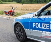 Schwerer Unfall Biker kracht in PKW - Schwerverletzter liegt bei 40 Grad auf der Straße