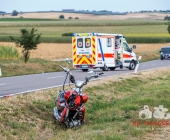 Schwerer Unfall Biker kracht in PKW - Schwerverletzter liegt bei 40 Grad auf der Straße
