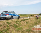 Schwerer Unfall Biker kracht in PKW - Schwerverletzter liegt bei 40 Grad auf der Straße