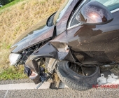 Schwerer Unfall Biker kracht in PKW - Schwerverletzter liegt bei 40 Grad auf der Straße
