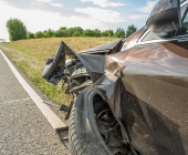 Schwerer Unfall Biker kracht in PKW - Schwerverletzter liegt bei 40 Grad auf der Straße