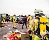 Schwerer Unfall mehrere Verletzte sowie eingeklemmte Personen - Einsatzkräfte im Großaufgebot