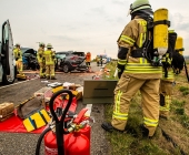 Schwerer Unfall mehrere Verletzte sowie eingeklemmte Personen - Einsatzkräfte im Großaufgebot