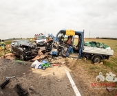 Schwerer Unfall mehrere Verletzte sowie eingeklemmte Personen - Einsatzkräfte im Großaufgebot
