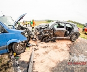 Schwerer Unfall mehrere Verletzte sowie eingeklemmte Personen - Einsatzkräfte im Großaufgebot