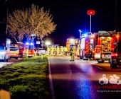 Raser rammt Familienwagen von der Fahrbahn und kracht in Traktor. Feuerwehr befreit Fahrer aus dem Wrack.