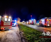 Raser rammt Familienwagen von der Fahrbahn und kracht in Traktor. Feuerwehr befreit Fahrer aus dem Wrack.