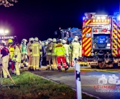 Raser rammt Familienwagen von der Fahrbahn und kracht in Traktor. Feuerwehr befreit Fahrer aus dem Wrack.