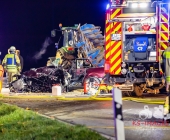 Raser rammt Familienwagen von der Fahrbahn und kracht in Traktor. Feuerwehr befreit Fahrer aus dem Wrack.