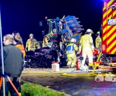 Raser rammt Familienwagen von der Fahrbahn und kracht in Traktor. Feuerwehr befreit Fahrer aus dem Wrack.