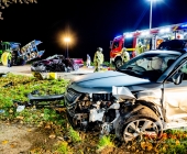 Raser rammt Familienwagen von der Fahrbahn und kracht in Traktor. Feuerwehr befreit Fahrer aus dem Wrack.