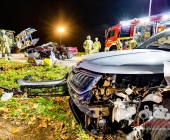 Raser rammt Familienwagen von der Fahrbahn und kracht in Traktor. Feuerwehr befreit Fahrer aus dem Wrack.