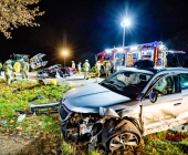 Raser rammt Familienwagen von der Fahrbahn und kracht in Traktor. Feuerwehr befreit Fahrer aus dem Wrack.