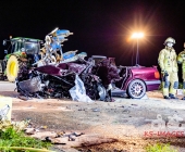 Raser rammt Familienwagen von der Fahrbahn und kracht in Traktor. Feuerwehr befreit Fahrer aus dem Wrack.