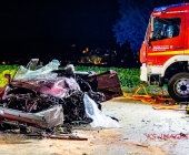 Raser rammt Familienwagen von der Fahrbahn und kracht in Traktor. Feuerwehr befreit Fahrer aus dem Wrack.