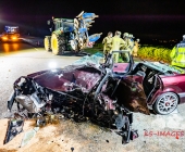 Raser rammt Familienwagen von der Fahrbahn und kracht in Traktor. Feuerwehr befreit Fahrer aus dem Wrack.