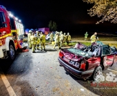 Raser rammt Familienwagen von der Fahrbahn und kracht in Traktor. Feuerwehr befreit Fahrer aus dem Wrack.