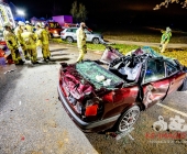 Raser rammt Familienwagen von der Fahrbahn und kracht in Traktor. Feuerwehr befreit Fahrer aus dem Wrack.