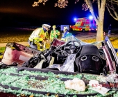 Raser rammt Familienwagen von der Fahrbahn und kracht in Traktor. Feuerwehr befreit Fahrer aus dem Wrack.