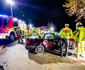 Raser rammt Familienwagen von der Fahrbahn und kracht in Traktor. Feuerwehr befreit Fahrer aus dem Wrack.
