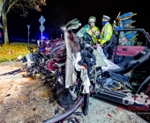 Raser rammt Familienwagen von der Fahrbahn und kracht in Traktor. Feuerwehr befreit Fahrer aus dem Wrack.