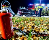 Raser rammt Familienwagen von der Fahrbahn und kracht in Traktor. Feuerwehr befreit Fahrer aus dem Wrack.