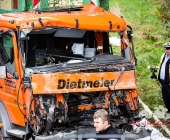 LKW krachen frontal ineinander - Aufprall so heftig das ein Fahrer verstirbt