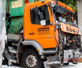 LKW krachen frontal ineinander - Aufprall so heftig das ein Fahrer verstirbt
