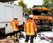 LKW krachen frontal ineinander - Aufprall so heftig das ein Fahrer verstirbt