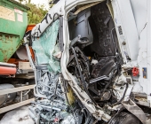 LKW krachen frontal ineinander - Aufprall so heftig das ein Fahrer verstirbt