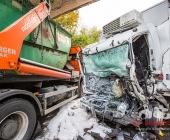 LKW krachen frontal ineinander - Aufprall so heftig das ein Fahrer verstirbt
