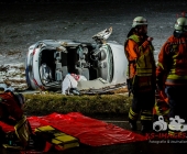 Bei Eisglätte mehrfach überschlagen - Fahrer wird schwerverletzt