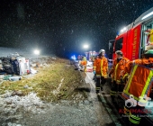 Bei Eisglätte mehrfach überschlagen - Fahrer wird schwerverletzt