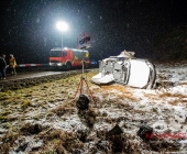 Bei Eisglätte mehrfach überschlagen - Fahrer wird schwerverletzt