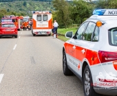 Kipplaster mit Bauschutt überschlägt sich - Feuerwehr muss verletzten Fahrer befreien