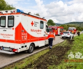 Kipplaster mit Bauschutt überschlägt sich - Feuerwehr muss verletzten Fahrer befreien