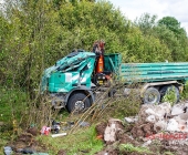 Kipplaster mit Bauschutt überschlägt sich - Feuerwehr muss verletzten Fahrer befreien