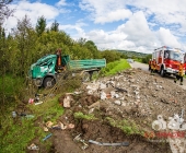 Kipplaster mit Bauschutt überschlägt sich - Feuerwehr muss verletzten Fahrer befreien