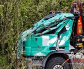 Kipplaster mit Bauschutt überschlägt sich - Feuerwehr muss verletzten Fahrer befreien
