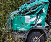 Kipplaster mit Bauschutt überschlägt sich - Feuerwehr muss verletzten Fahrer befreien