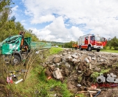 Kipplaster mit Bauschutt überschlägt sich - Feuerwehr muss verletzten Fahrer befreien